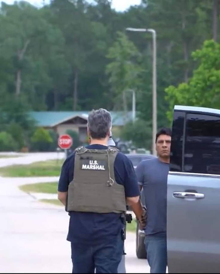 Oropesa estaba disparando con su fusil semiautomático en el jardín de su casa en Cleveland cuando uno de sus vecinos se le acercó y le pidió que dejara de hacer ruido porque era muy tarde y la familia, incluidos unos niños, no podía conciliar el sueño.