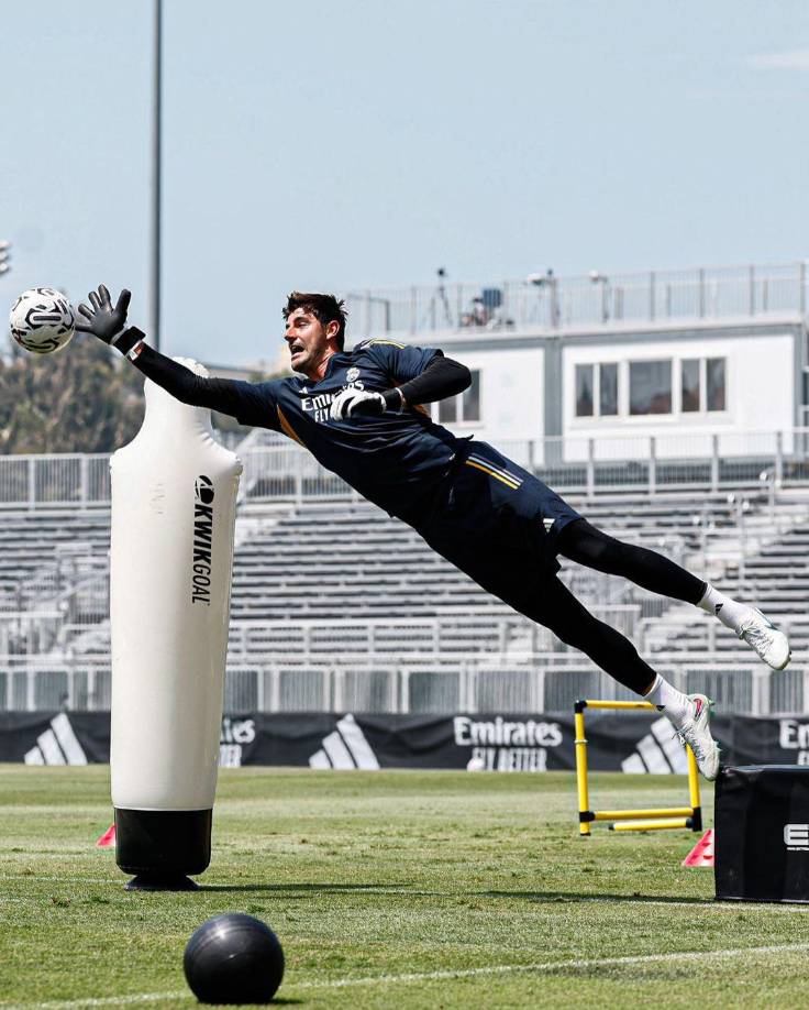 Ancelotti valoró al arquero Thibaut Courtois, que se quedó sin jugar por una “pequeña molestia”, pero que “jugará el próximo partido” contra el FC Barcelona, ya que espera que “recupere pronto”.