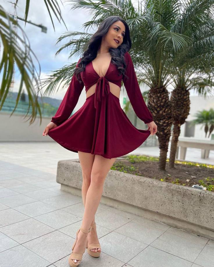 2. Onice Flores: Ónice es bailarina, modelo y presentadora de televisión hondureña, recientemente sorprendió con su faceta de cantante. Saltó a la fama luego de haber sido la palillona que más impactó los desfiles patrios de 2015.