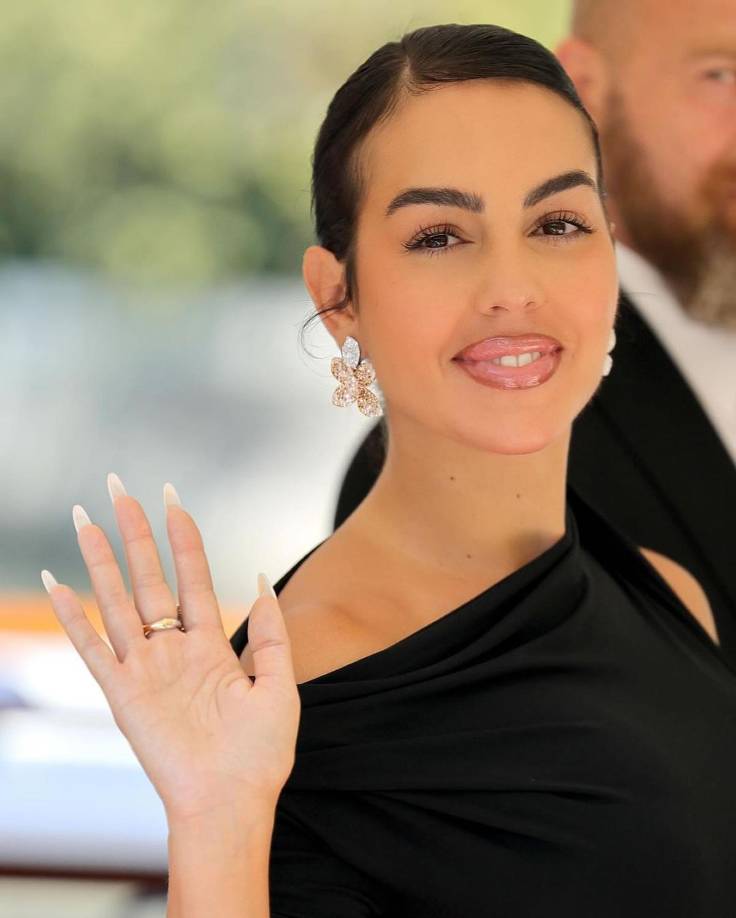 La modelo de 30 años posó para las cámaras con un minivestido negro de un solo hombro, con escote asimétrico que abrazaba sus increíbles curvas.