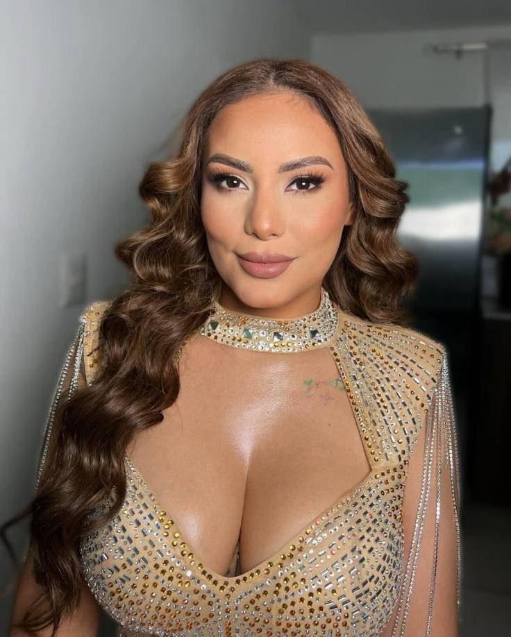 Su forma de vestir también es llamativa, lo cual despierta los comentarios positivos, pero también negativos, lo cual a ella no le afecta y lo demuestra a menudo.