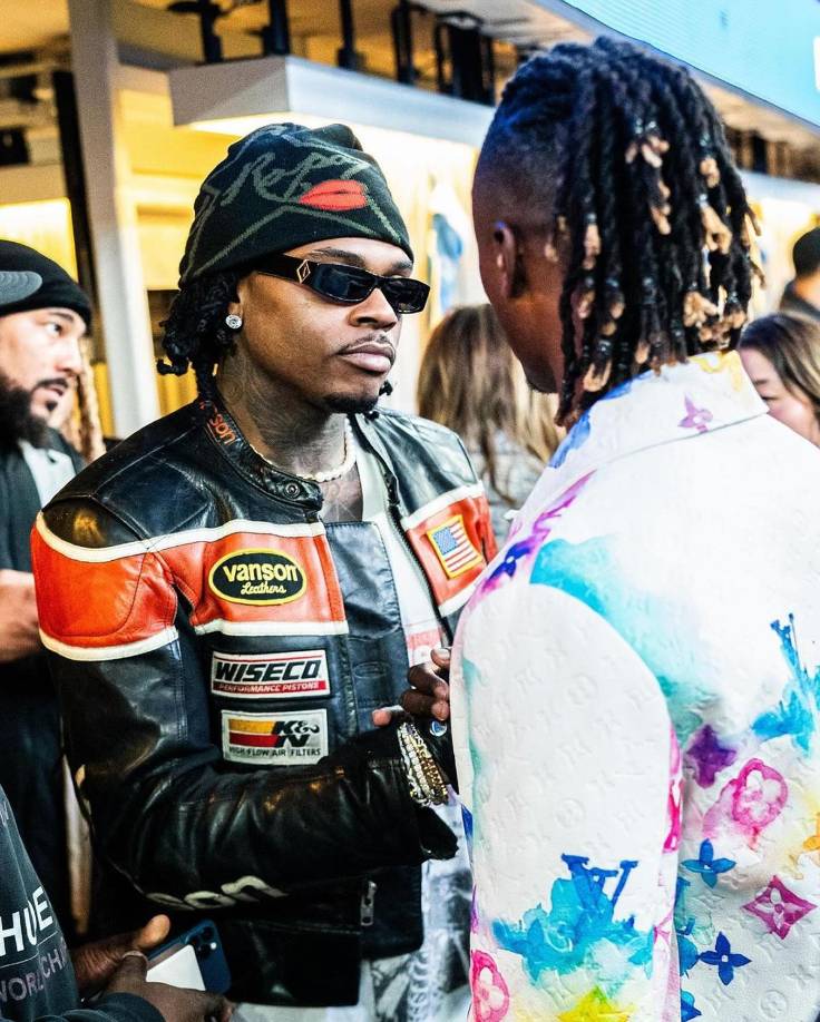 Camavinga saluda ndoal rapero estadounidense Gunna durante el encuentro de la NFL de Los Angeles Rams.