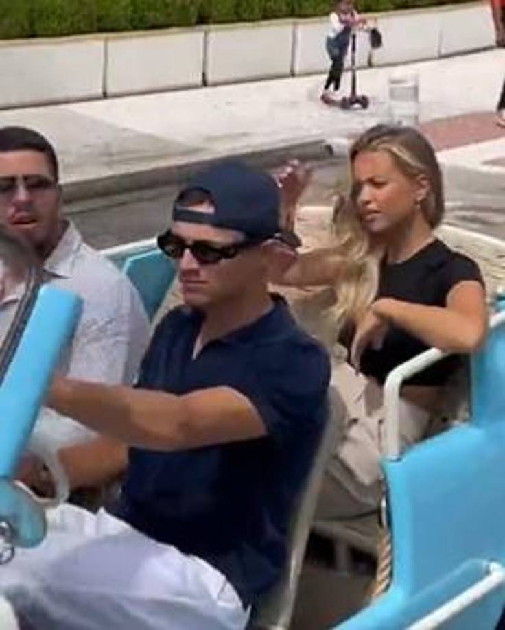 La novia de Joao Félix y el piloto fueron vistos en dicho coche clásico de color azul y también sentados en una cafetería. 