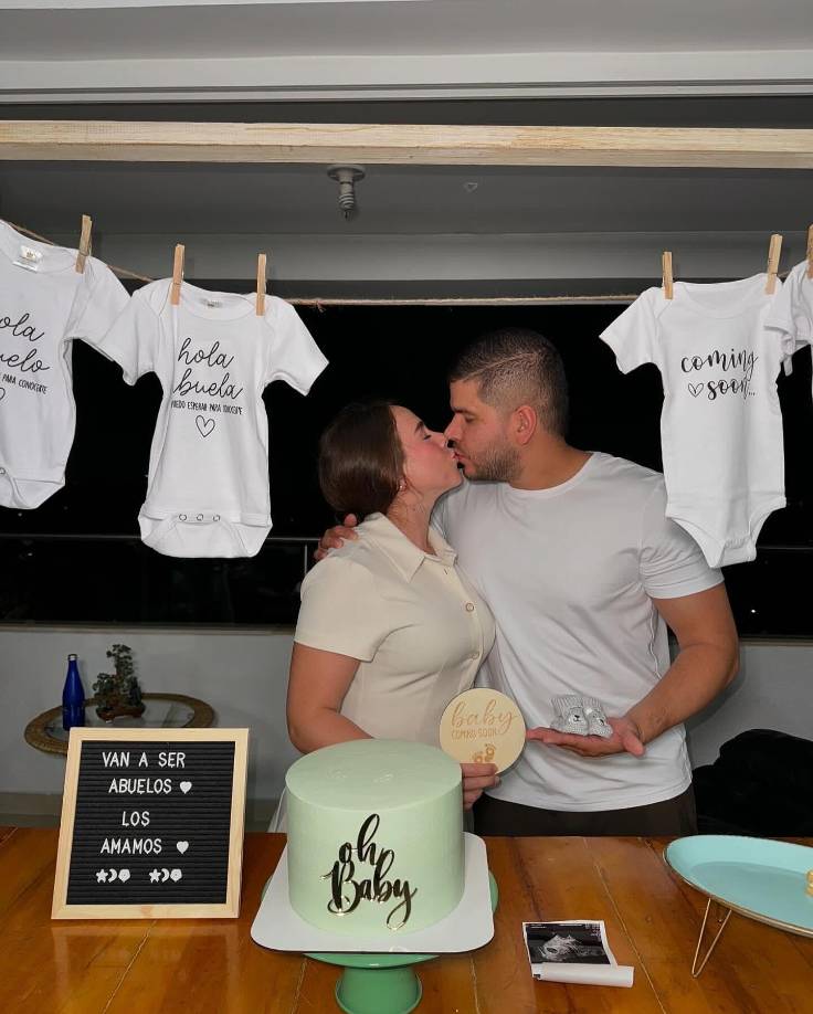 “Nuestro bebé soñado, esperado, adorado, eres la respuesta más linda que nos ha dado Dios, nuestro milagrito todos estamos esperándote para llenarte de amor. Mamá y papá prometen cuidarte y amarte toda la vida, vamos a dar lo mejor de nosotros para que siempre seas feliz. Gracias por llegar a nuestras vidas nuestro mejor regalo”, escribió Antonia Botero en sus redes sociales junto a varias postales.