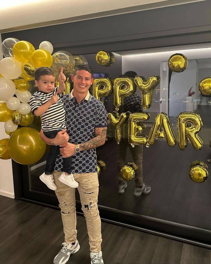James Rodríguez, futbolista del Olympiacos de la Superliga de Grecia, recibió el Año Nuevo con su hijo.