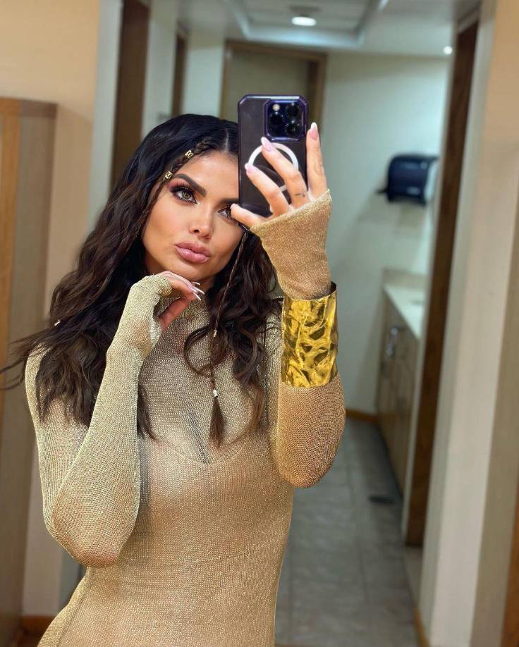 “Una vez de sorpresa me cayó aquí en México, estaba en mi departamento, tocó y llegó que si me quería casar con él. Guardo recuerdos muy bonitos de él”, comenzó explicando la bella presentadora.