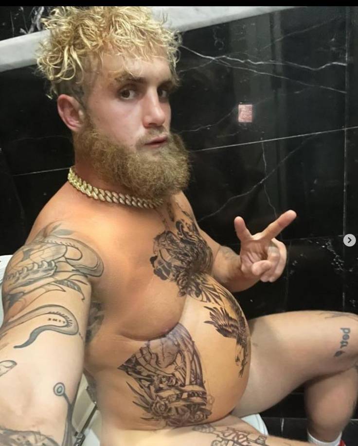 10. Jake Paul en el último año ganó 4.5 millones de dólares. Cuenta con 57.3 seguidores en todas sus redes sociales, solo en Instagram cuenta con 21 millones. Paul ha ganado millones cambiando de bromista a pugilista. Comenzó con espectáculos controvertidos de YouTube como comer IcyHot y arrojar globos de agua a las mujeres, ahora gana la mayor parte de su dinero como boxeador.