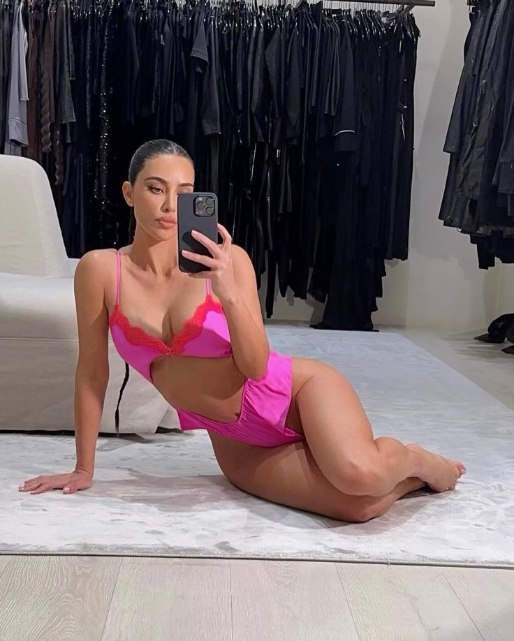 El “objetivo principal” del producto es brindar a los usuarios “un brillo post-facial” mientras “utilizan un método doble químico y enzimático”, dijo Kardashian en un Skkn by Kim Instagram Reel <a rel="nofollow noopener noreferrer" href="https://www.instagram.com/p/Cx-5q8hreVz/" target="_blank">demostrando</a> el producto.