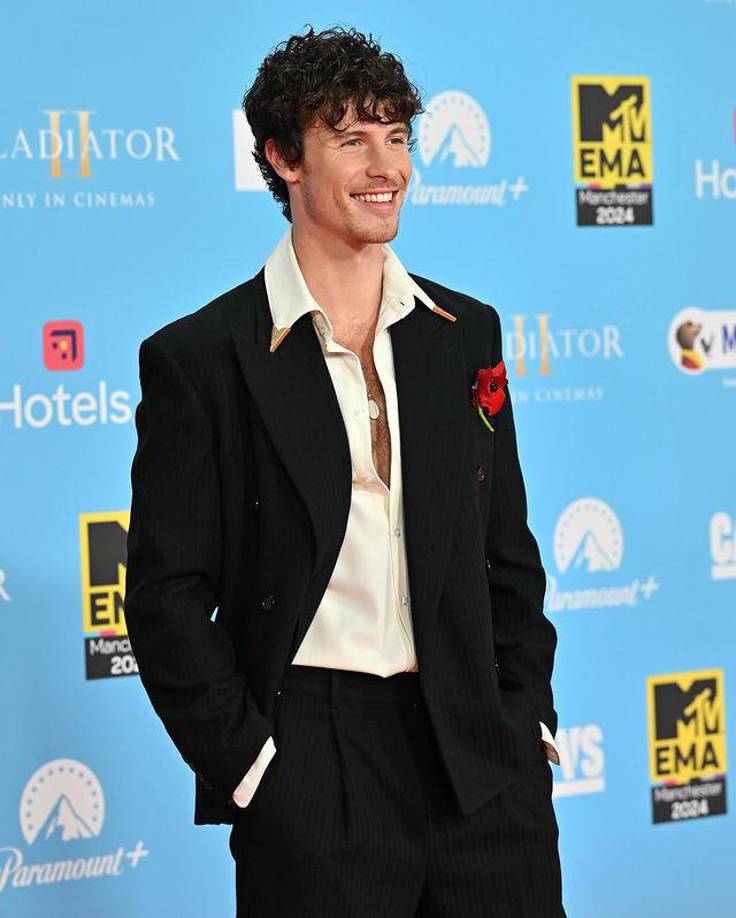 Otro cantante que causó mucha sensación en la alfombra roja fue Shawn Mendes. El canadiense lució un traje negro con camisa blanca de fondo que dejaba ver su pecho y que dejó a muchas fans babeando.