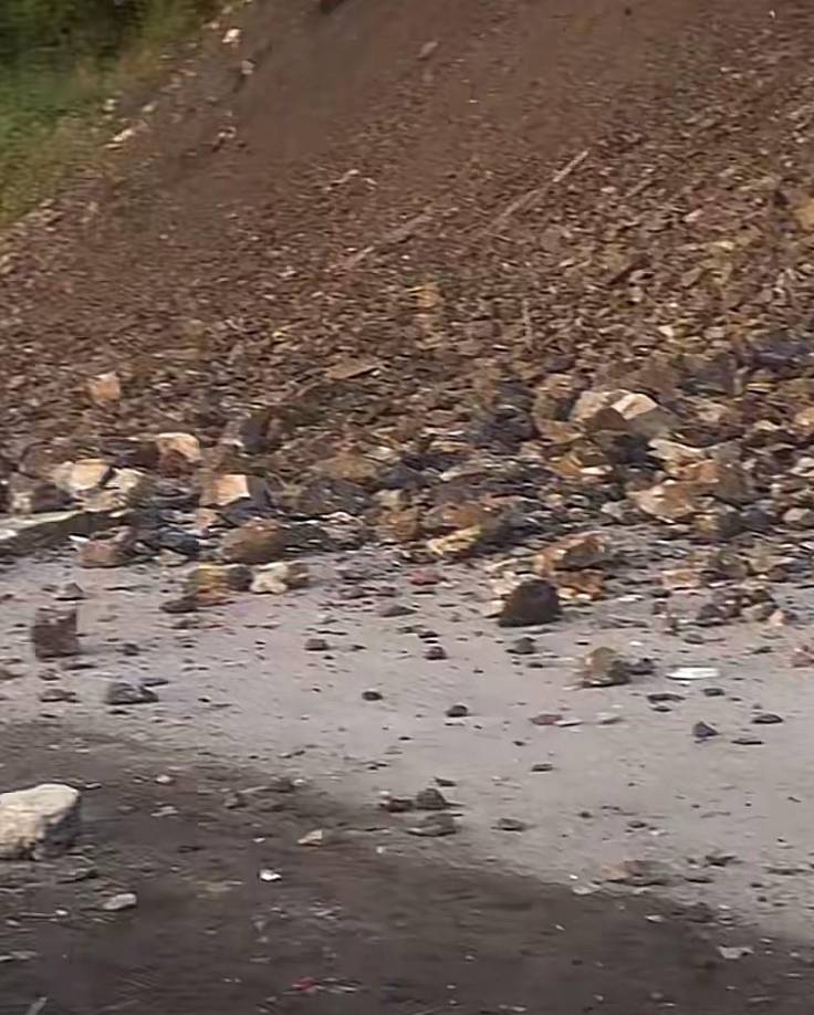 En videos y transmisiones en las redes sociales internautas reportaron el derrumbe que deja incominicado esa zona del sector Cofradía.