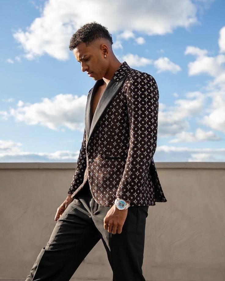 Además, en cuanto a la imagen de los jugadores. Tienen que evitar usar pendientes llamativos.