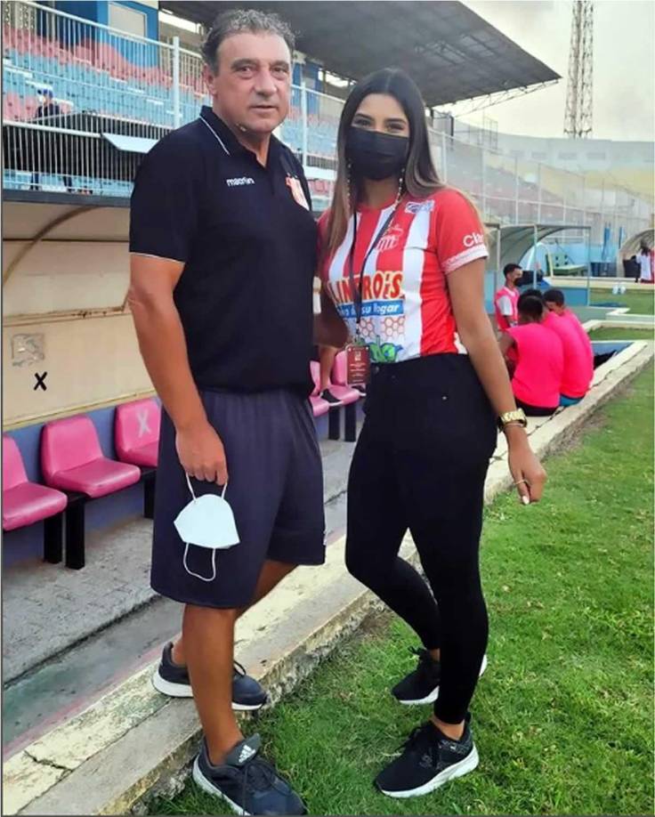 Marla Escocbar espera “llegar a una final con el Vida, levantar una copa, que sería muy bonito. Ese día voy a llorar (risas)”.