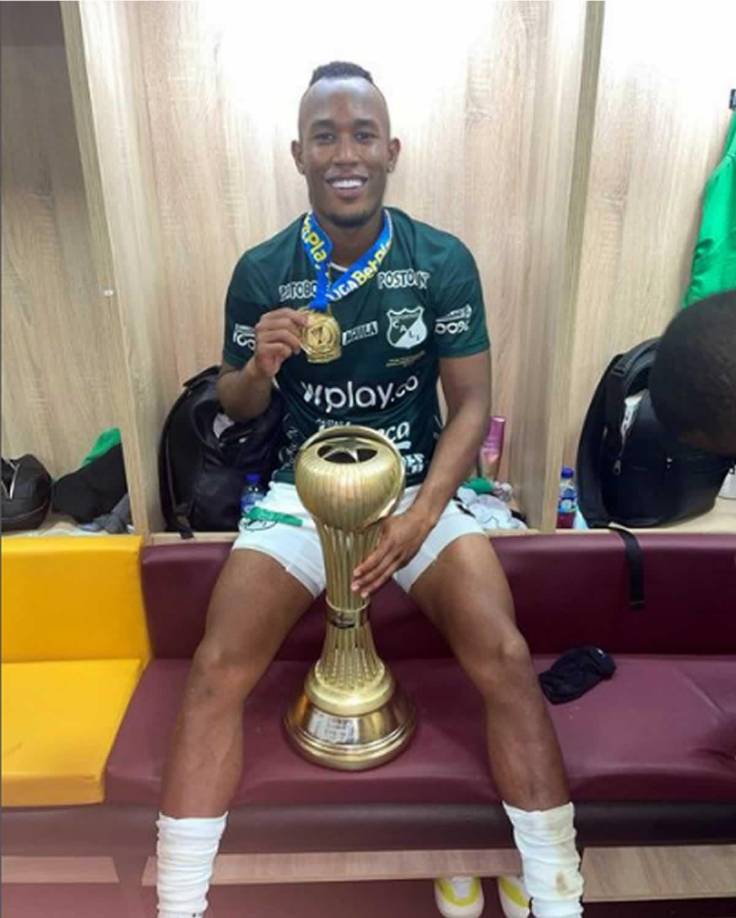 Su presentación en el fútbol profesional se había dado en Deportivo Cali, institución que seguía tienendo los derechos económicos de su ficha. Se hallaba a préstamo hasta mediados de 2023. Fue campeón la temporada anterior con el club colombiano.