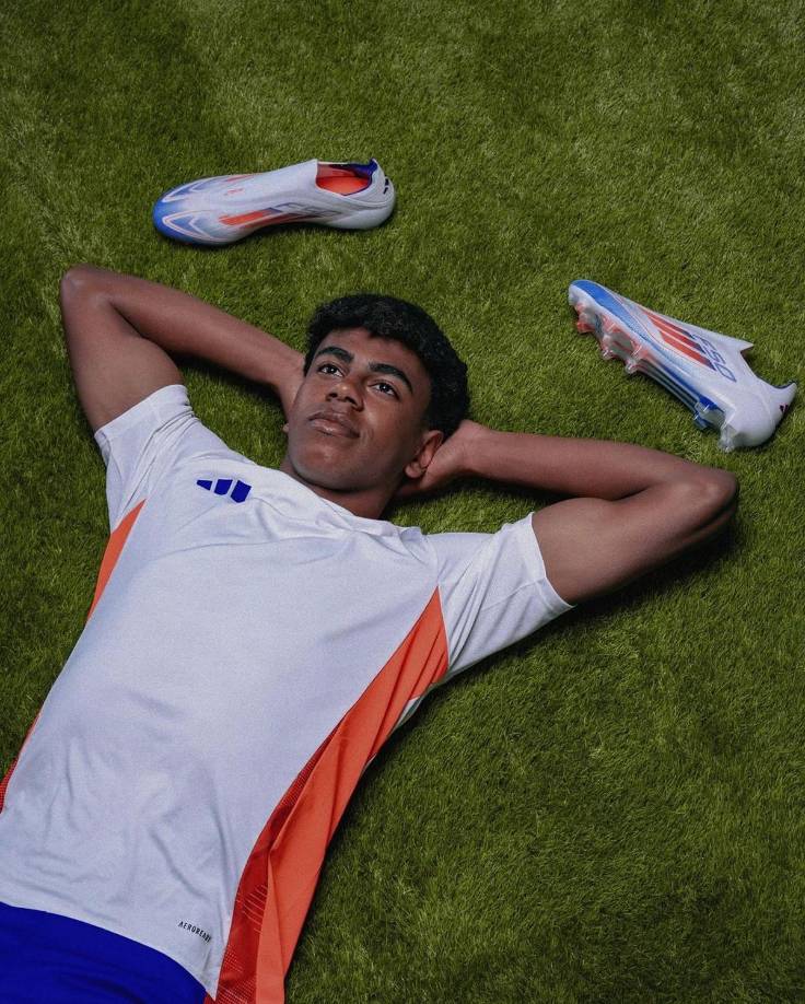 Después de la exhibición de Lamine Yamal ante Francia en las semifinales de la Euro, salió a la luz una entrevista de hace varios meses en los que habla de su vida privada. El joven futbolista del Barcelona reconoció cuándo quiere ser padre y cuándo se casaría. Una respuesta que se ha hecho viral en redes sociales y que no ha dejado indiferente a nadie.