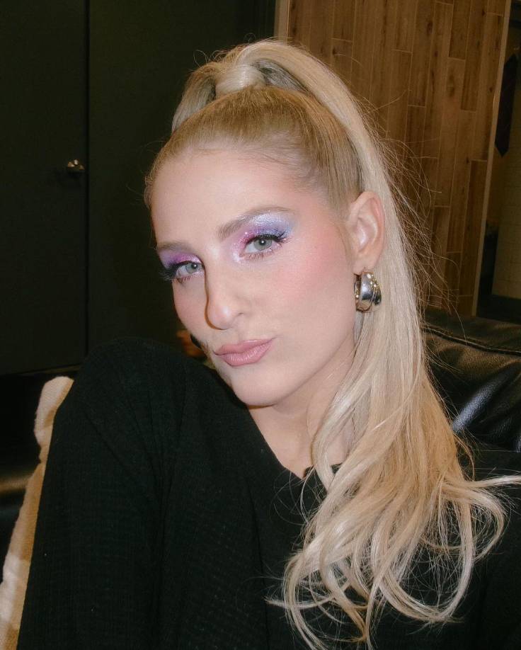 “He perdido algo de peso y tengo... unos sacos flácidos como pechos”, añadió. La cantante de “All About That Bass” compartió además que los preparativos para sus próximas presentaciones la han estado haciendo querer pasar por el quirófano.