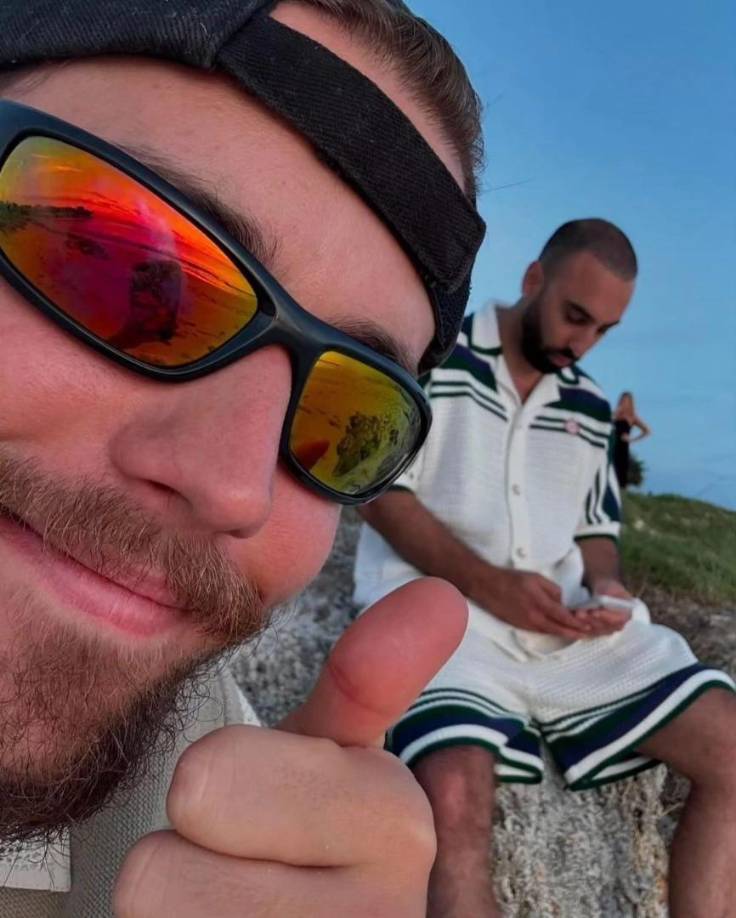 Ante el rumor, ninguna foto de las publicadas por el intérprete de “Ghost” muestra a la pareja, pero la supermodelo reposteó en sus historias de Instagram una de las tantas recientes publicaciones de su esposo posando sin camiseta, añadiendo la descripción: “Oh, no estoy bien”.