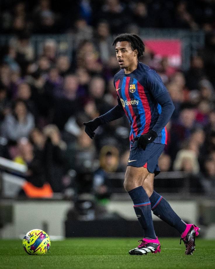 Bombazo. Jules Koundé, que llegó al Barça la temporada pasada por 50 millones de euros, está descontento con su rol de lateral derecho y habría pedido su salida del club. El francés quiere jugar como zaguero central y por tal razón medita irse del cuadro culé. 