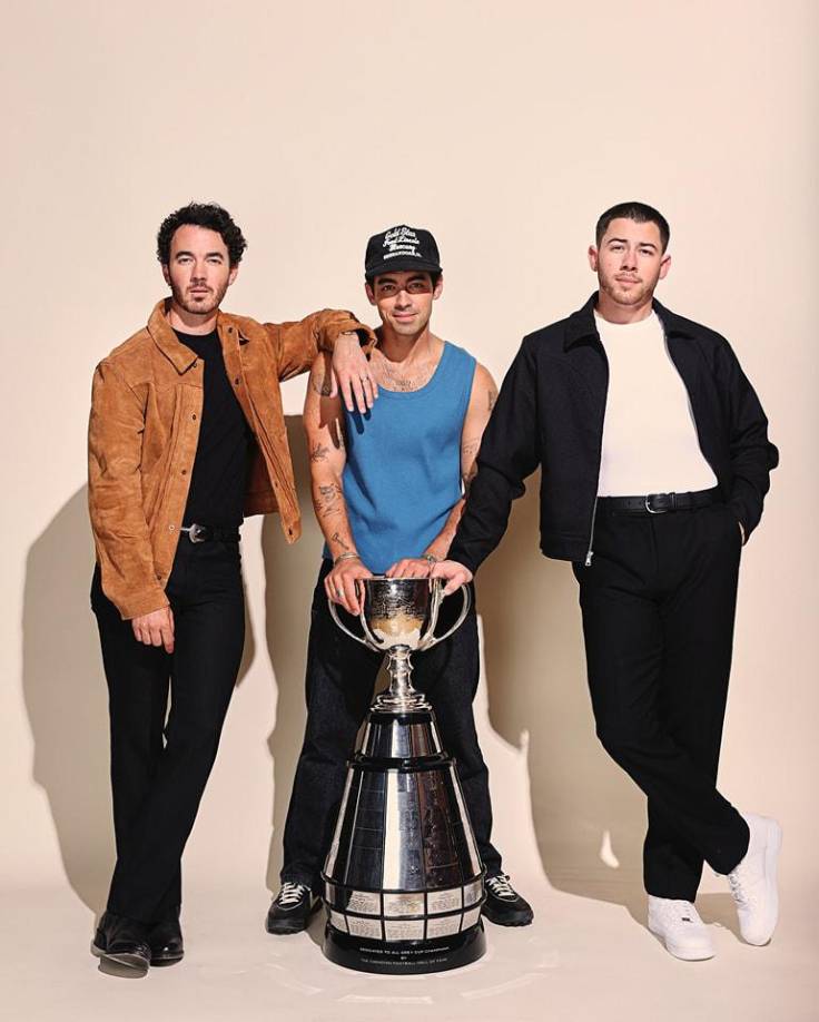 En 2008, los hermanos participaron en <i><b>Camp Rock</b></i>, junto a <b>Demi Lovato</b>. La película fue un éxito inmediato, convirtiéndose en un fenómeno cultural para la audiencia adolescente de la época, y el trío continuó su camino con<b> </b><i><b>Camp Rock 2: The Final Jam</b></i><b> en 2010. </b>