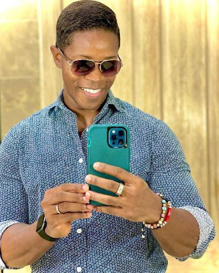 Algo más que enardeció a los usuarios de las redes sociales fue que Santy comenzó a hablar en inglés mientras permanecía en el escenario, lo cual no fue bien visto por el público. 