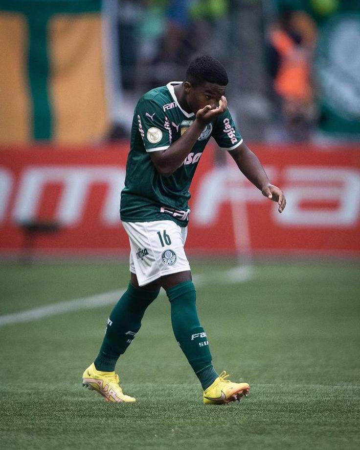 Asentado en el primer equipo, el delantero de 16 años empezó el curso como titular, aunque en los últimos encuentros ha sido reserva. Viene rompiendo todos los récords de precocidad con el Palmeiras.