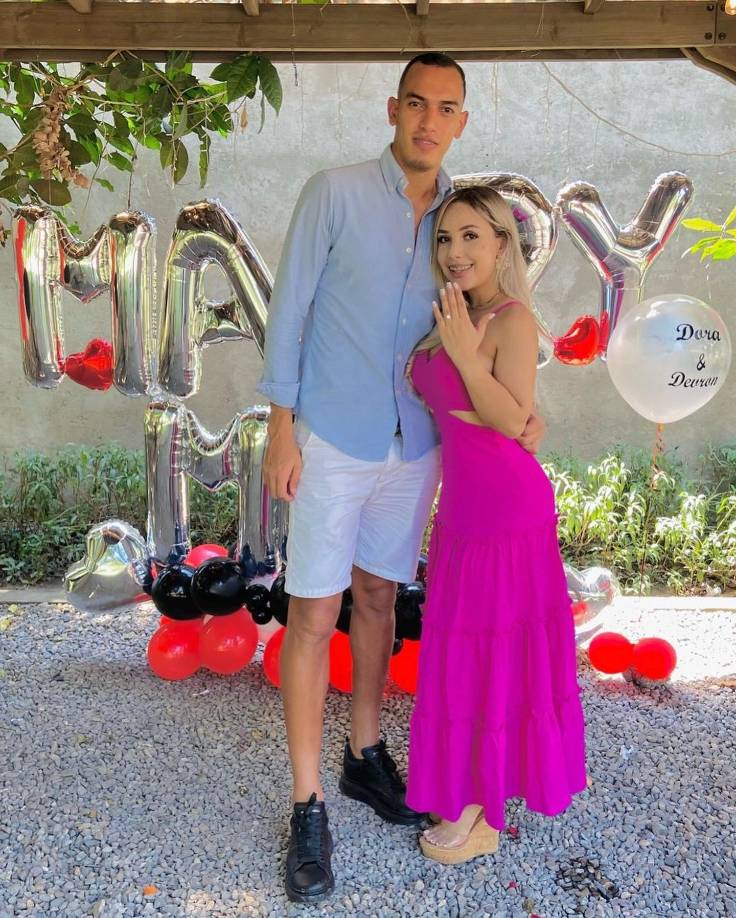 Devron García se mostró ilusionado tras la petición y le dejó unas románticas palabras en sus redes sociales: “ Ella dijo sí. Que Dios sea el centro de nuestro amor y nos guíe en este nuevo viaje juntos, que esta historia de amor nunca tenga un final, te amo”, fue el mensaje del jugador del Real España.