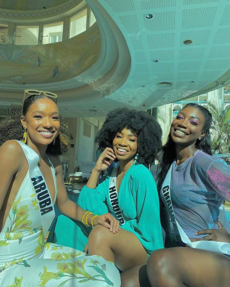 Aquí junto a las representantes de Aruba y Ghana. 