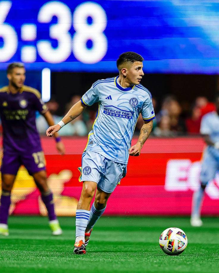 Pero antes de lograr esa clasificación, el jugador argentino presentó a su nueva novia a través de sus fotos en sus redes sociales oficiales.