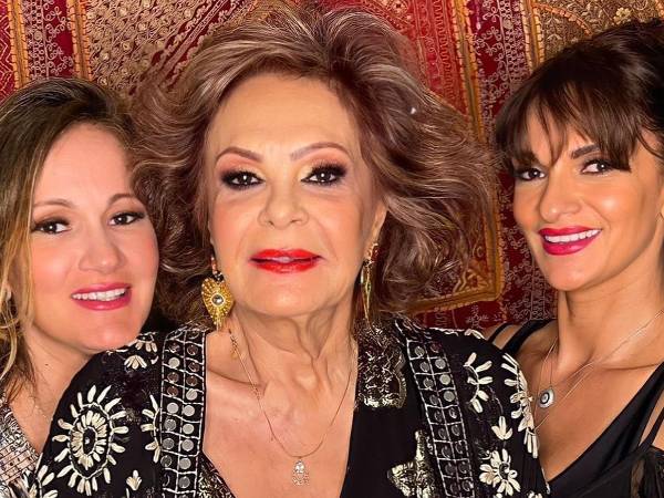 Mariana Seoane y su hermana junto a su fallecida madre.