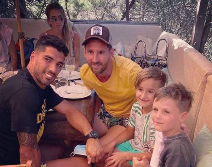 Estos dos niños tuvieron la fortuna de encontrarse con Messi y Suárez, ambos jugadores del Barcelona decidieron posar con los pequeños.
