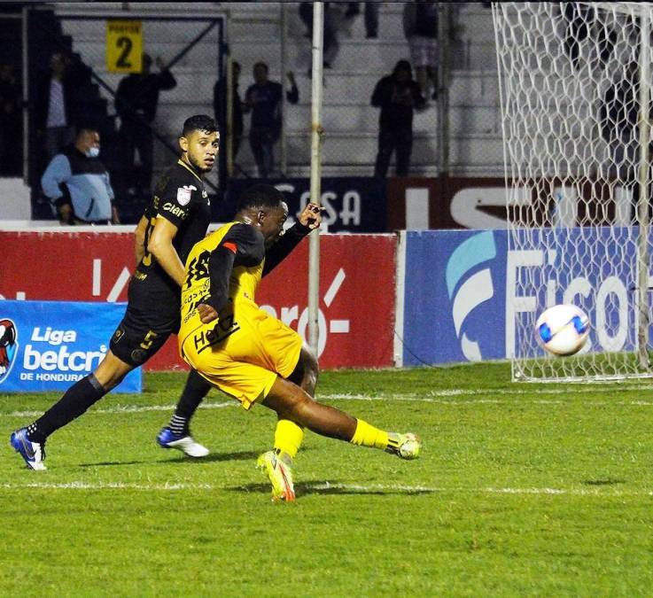 El detalle técnico de Darixon Vuelto. Envió un centro de rabona.