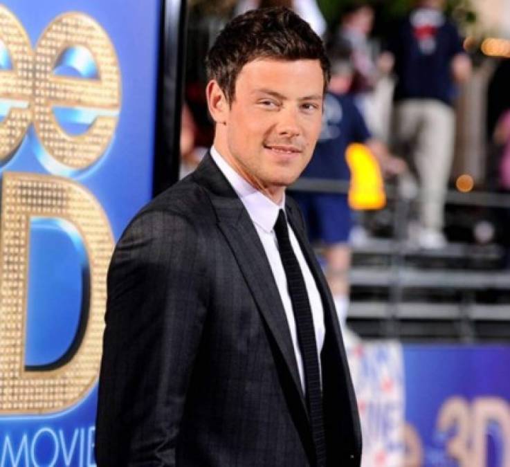 Estas premisas, mezcladas con algunos problemas personales, hicieron que algunos de sus protagonistas no soportaran el éxito y terminaran sus vidas con un final trágico. El primero de ellos fue el protagonista de la serie, Cory Monteith (Finn Hudson), cuyo cuerpo se encontró en 2013 en un hotel de Vancouver.