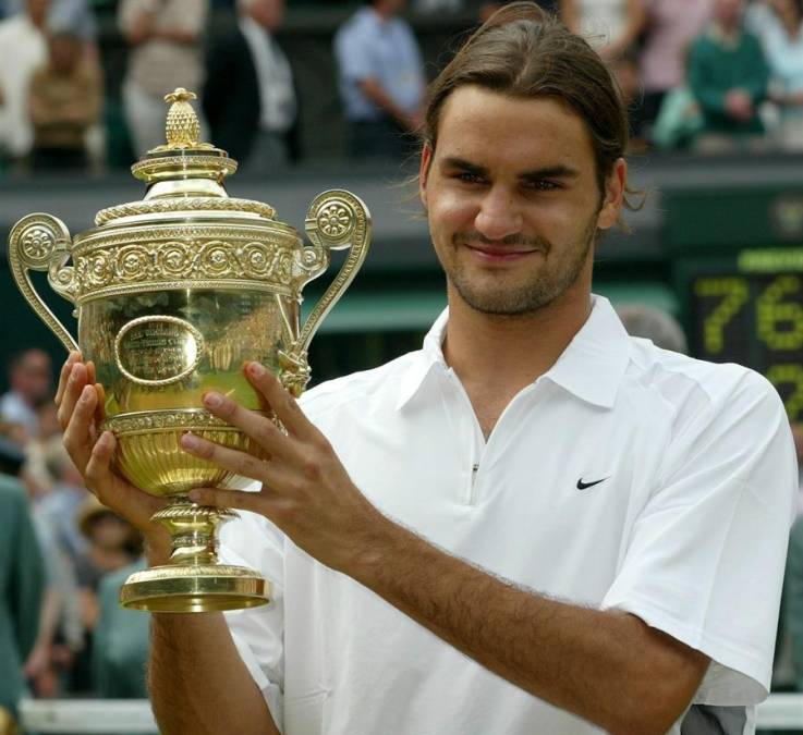 Federer debutó en 1998 como profesional y conquistó el doblete en Wimbledon junior, ganó la Orange Bowl y fue finalista en el US Open junior. 