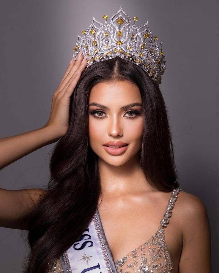 <b>Miss Tailandia 2023</b> Anntonia Porsild lleva con elegancia y orgullo la corona de Tailandia, nacida en India, la hermosa modelo tiene diversas raíces, esta candidata porta dos importantes coronas, pues recientemente ganó el Miss Supranational.