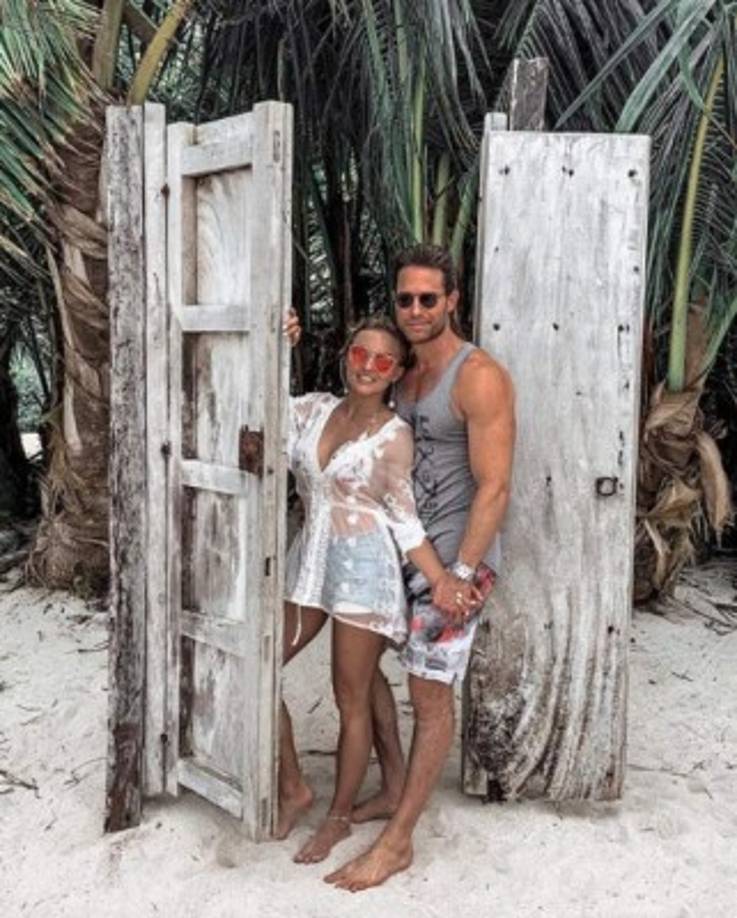 La pareja de quien se desconoce el nombre, también presumió su figura en la playa.