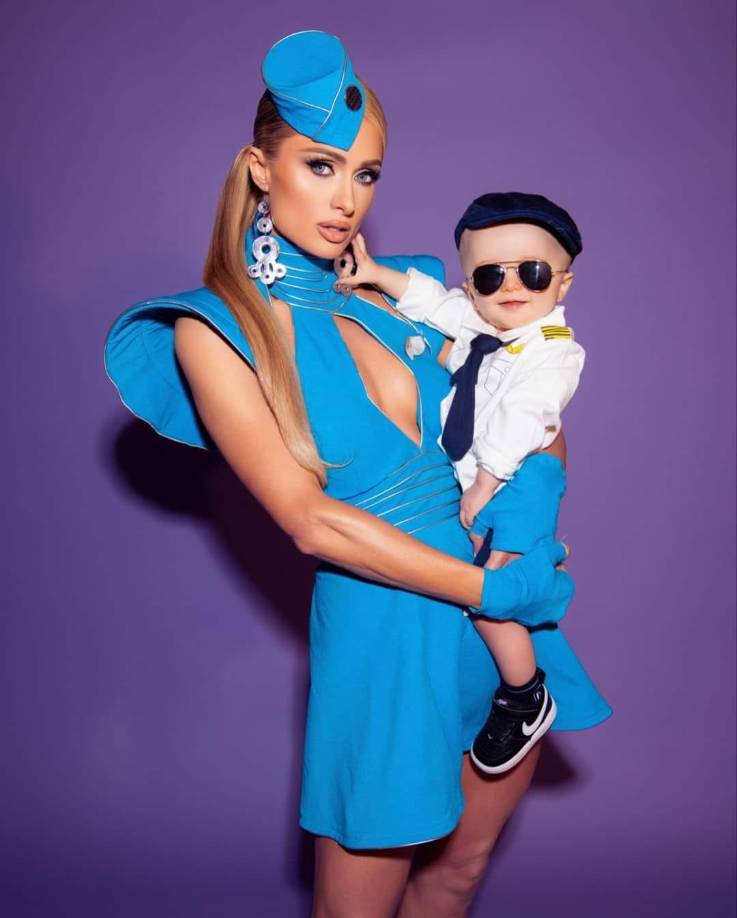 El icónico vestido azul, gorro, pendientes y peinado idénticos. Para complementar el look de la empresaria. 