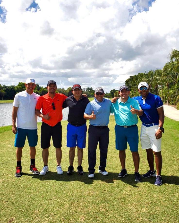 Carlos Pavón disfruta del golf con sus amigos.