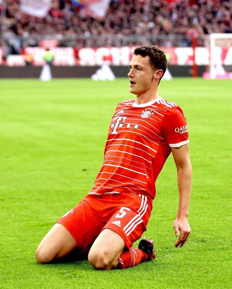  Según Bild, Bejamin Pavard le habría pedido al Bayern Múnich que lo deje marcharse, esto después de que recibiera una oferta por 25 millones de euros del Inter, sin embargo, el conjunto bávaro lo cree insuficiente.