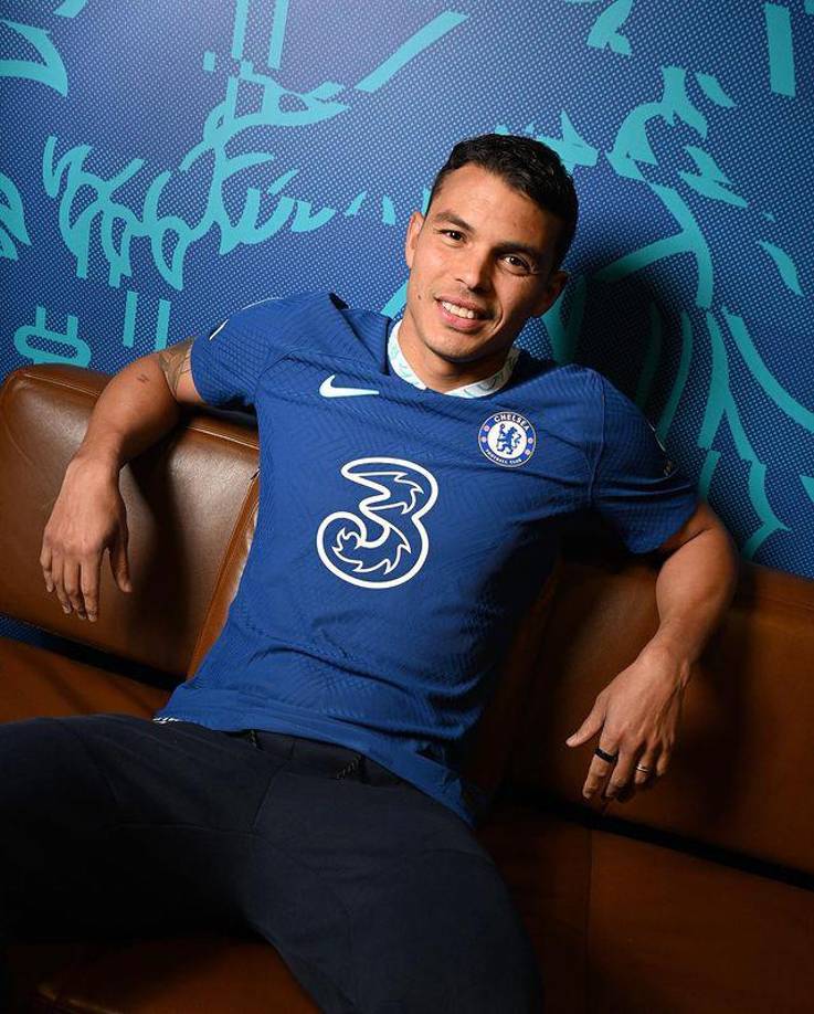 El jugador brasileño, Thiago Silva desmintió su salida del Chelsea en ESPN: “Ahora no hay nada entre el Fluminense y yo. He ampliado mi contrato porque quiero seguir aquí. Incluso le dije a mi mujer que no sé nada de esos rumores de una reunión con la directiva del Fluminense. Siempre he respetado mis contratos”.