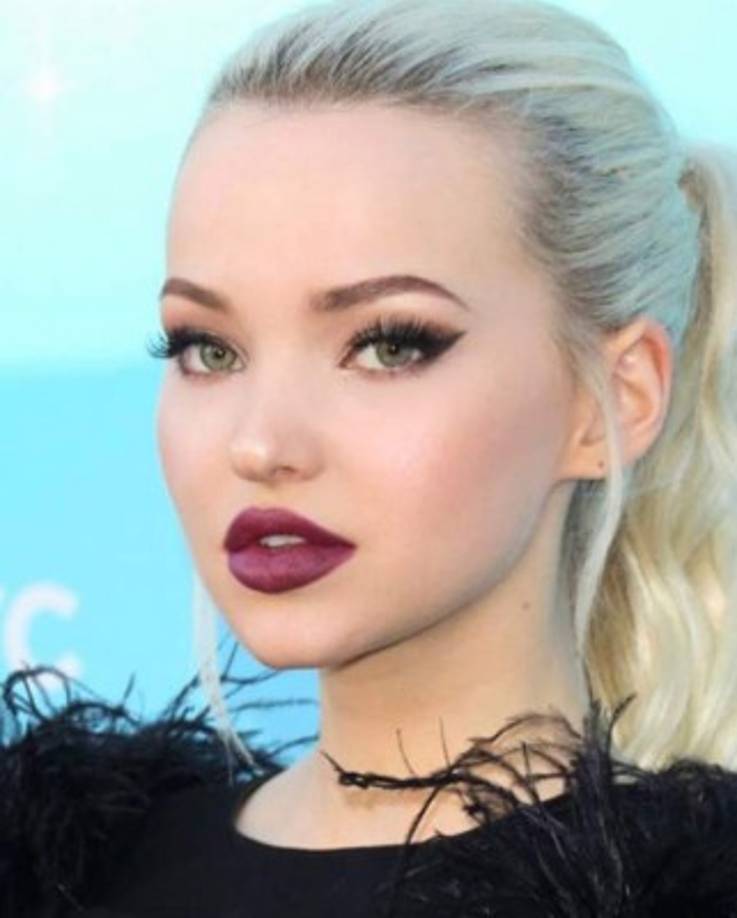 Dove nació el 15 de enero de 1996 bajo el nombre de Chloe Celeste Hosterman.