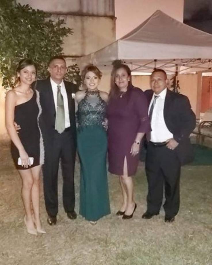 Para su boda civil Saraí Espinal lució un vestido verde con detalles brillantes en la parte alta, mientra que José optó por un traje formal con una corbata a juego con el atuendo de su esposa.