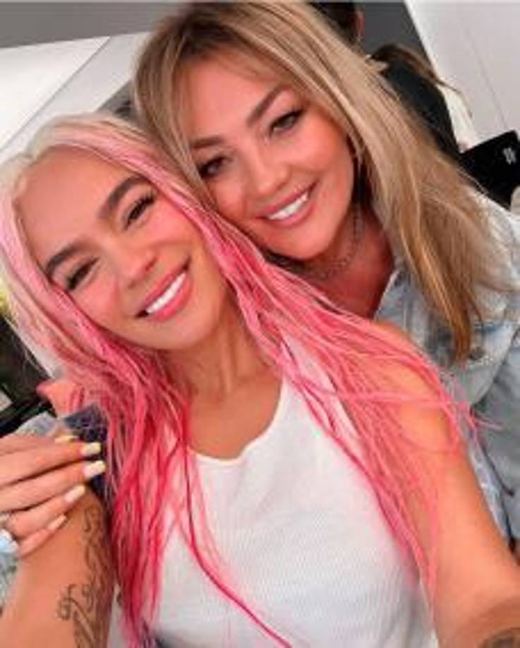 “Hoy puedo decir que cuando mi mundo se derrumbó hay un momento mágico que se da antes de la luz. Es muy duro, oscuro y persiste pero no es para siempre”, reflexionó recientemente. La exvocalista de La Oreja de Van Gogh publicó este mensaje poco después de subirse al escenario de nuevo para cantar <i>Rosas </i>junto a Karol G. 