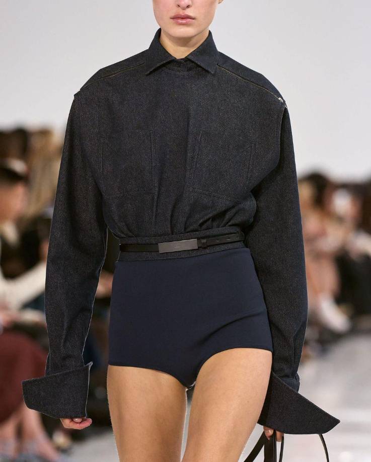 Entre los looks más innovadores, destacó la tendencia de bragas de cintura alta usadas como pantalones, acompañadas de tops asimétricos y camisas que redefinen la elegancia casual.