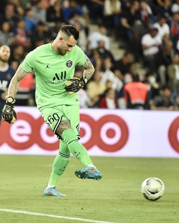 El mismo medio publicó que tres de los delincuentes fueron detenidos y puestos bajo custodia policial en Versalles. El portero del PSG logró recuperar sus pertenencias.