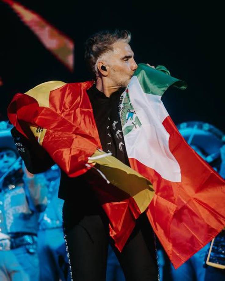 El cierre del concierto estuvo lleno de energía y tradición, con un homenaje a los clásicos de Vicente Fernández, como “El rey”, “Volver, volver” y “Como quien pierde una estrella”.