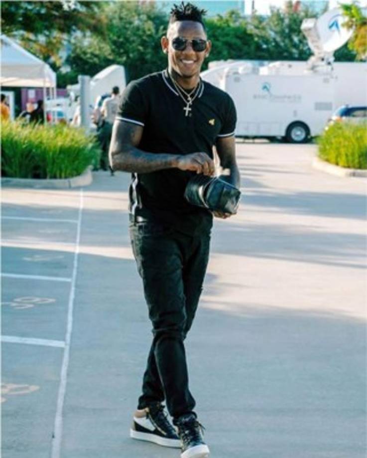 El futbolista hondureño llegando al entrenamiento del Houston Dynamo con un estilo muy peculiar.