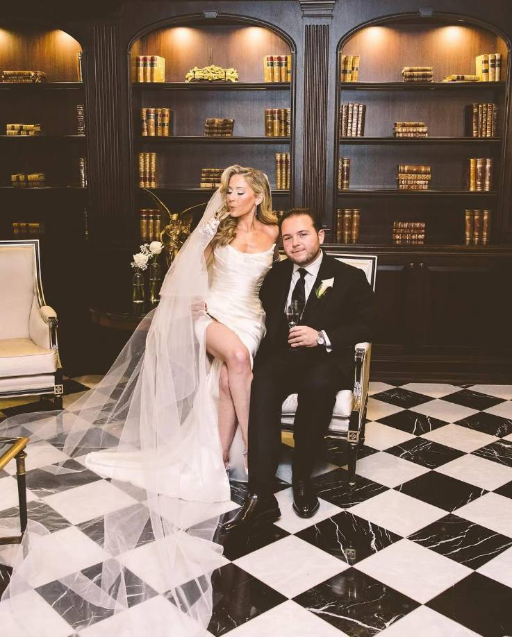 En su cuenta de Instagram Caitlin compartió fotos de la pareja vestidos de novios.