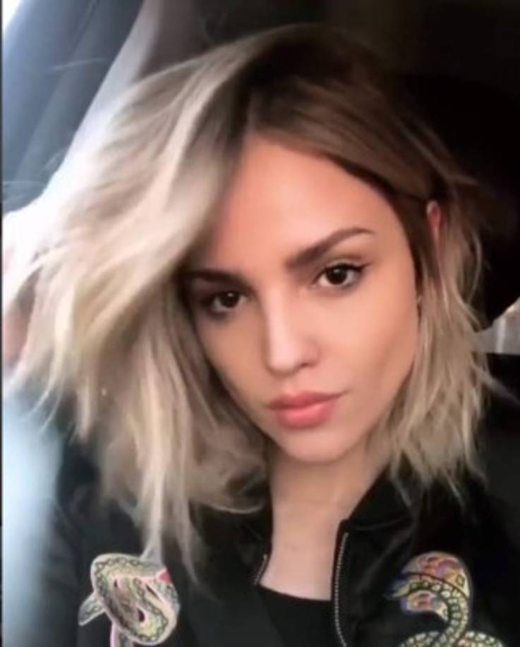 “Lista para empezar, solo @colorbymattrez me puede llevar de café a rubio platinado en un día sin quemarme el pelo”, escribió la mexicana.
