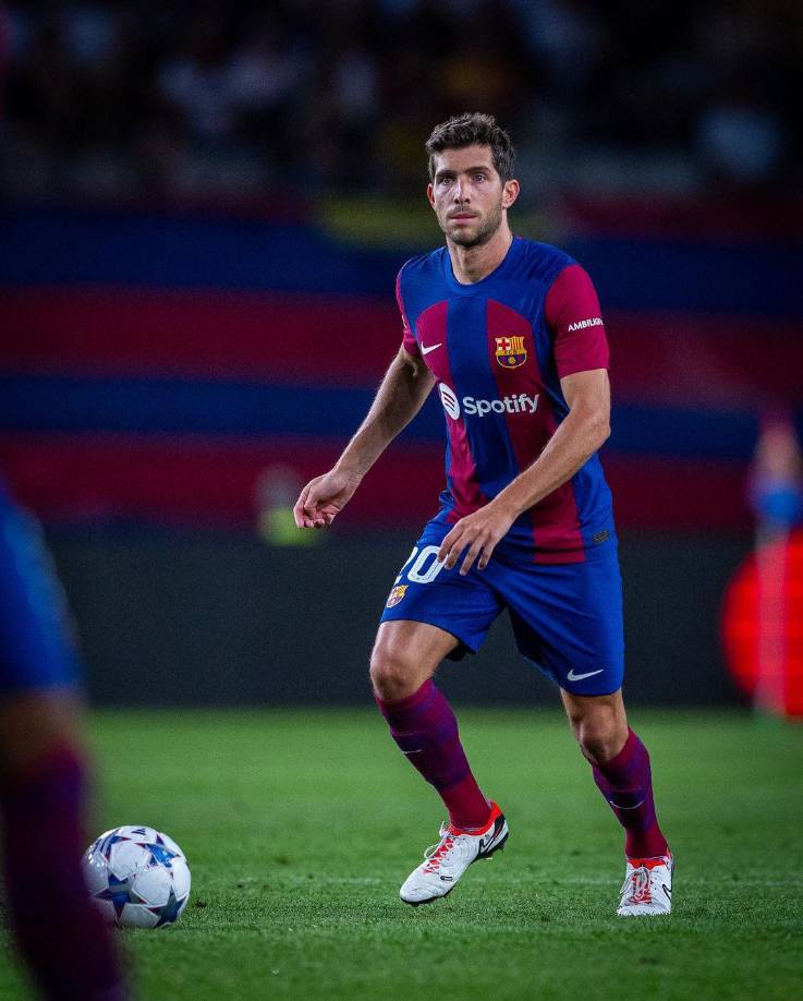 Sergi Roberto sobre su futuro: “El año pasado estaba en la misma situación. Espero que la temporada que viene pueda estar aquí, a punto de jugar una final y como primer capitán del equipo. Espero que mañana nos podamos ir de aquí con un título y poder levantar la copa”.