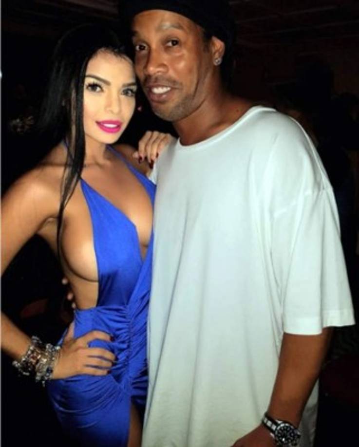 Karina Porras muy sexy posando con Ronaldinho.