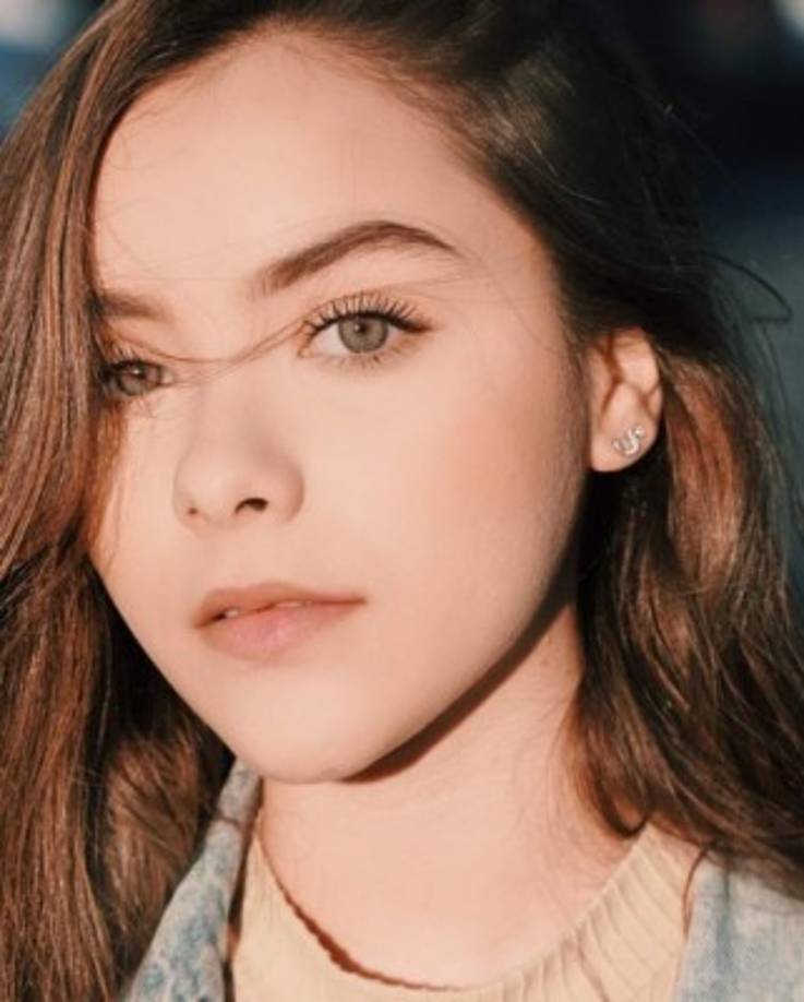 Desde temprana edad crecieron en el ámbito musical, son hijos del productor musical Abelardo Vázquez, quien ha trabajado con grupos como: Reik, Nikki Clan, y Camila.